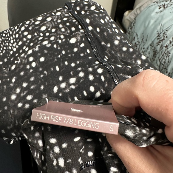 Calia high rise 7/8 Black and White Patterned Leggings - Picture 6 of 6